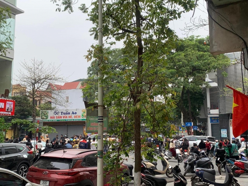 Rất đông người dân ra xem khi cơ quan Công an dỡ bỏ rào chắn tại khu vực nhà bà Hoàng Thị Thúy Lan.