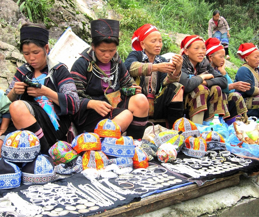 Sắc màu thổ cẩm tạo nên một màu sắc độc đáo ở chợ phiên vùng cao.