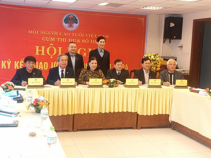 Lãnh đạo Hội NCT Cụm thi đua số 3 kí giao ước thi đua năm 2024. 