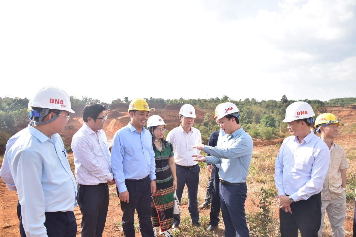 Bộ trưởng Bộ TN&MT Đặng Quốc Khánh chỉ đạo phải sớm hoàn trả đất sau khai thác bô xít