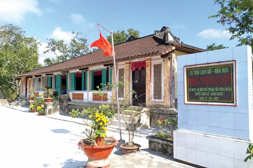 Ngôi nhà được xây dựng theo lối nhà rường của xứ Huế.