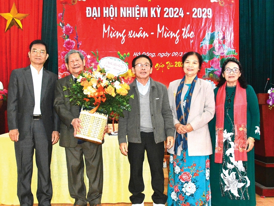 Hội Nhà văn TP Hà Nội tặng lẵng hoa chúc mừng Đại hội