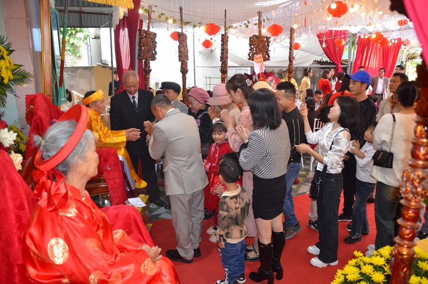 Con cháu nội, ngoại đến chúc  mừng, lễ đại thọ cụ ông Lê Bá Thạch tròn 100 tuổi  và cụ bà Nguyễn Thị Gái 92 tuổi.