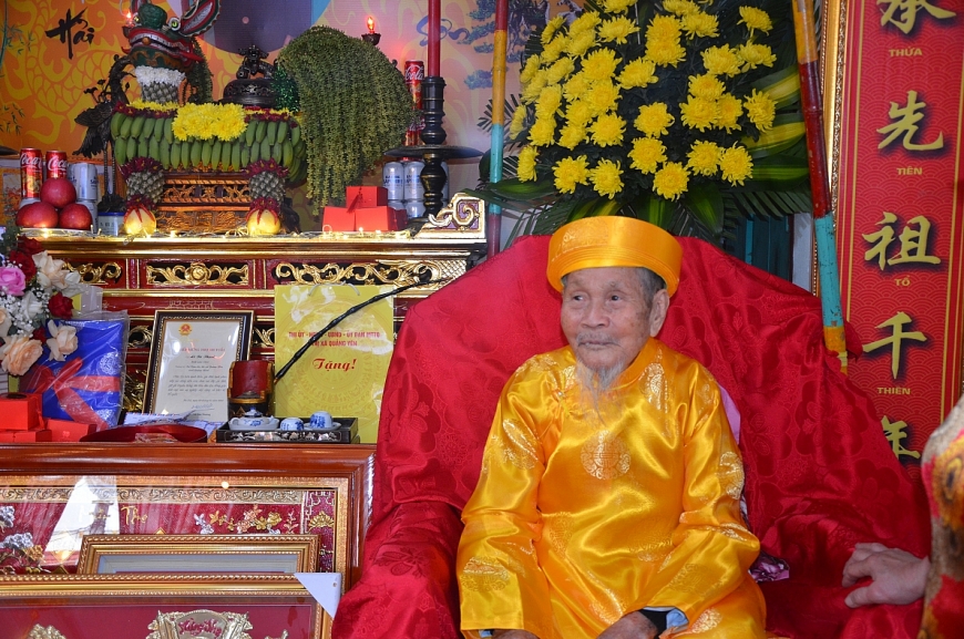     Cụ Lê Bá Thạch, một trong những chiến sỹ Vệ quốc quân đầu tiên của Đại đội Bạch Đằng, huyện Yên Hưng, tỉnh Quảng Yên thời kỳ kháng chiến chống Pháp.