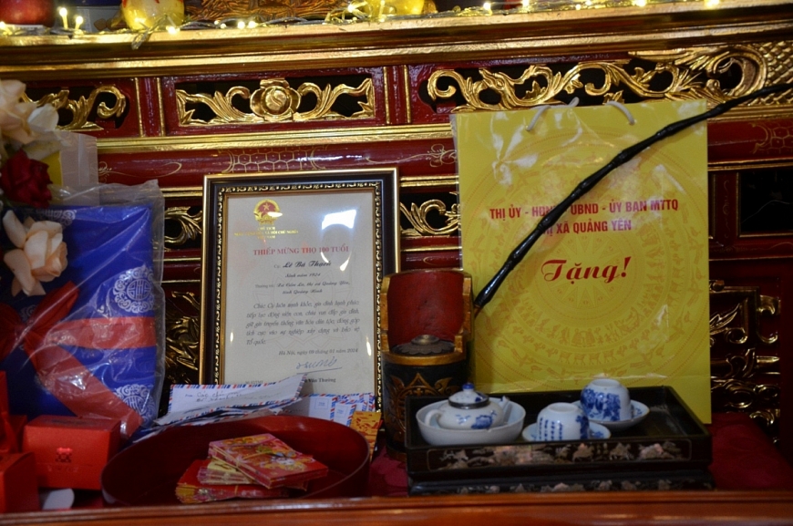  Thiếp và quà mừng thọ của Chủ tịch nước Võ Văn Thưởng và quà của Thị ủy - HĐND-UBND thị xã Quảng Yên tặng cụ Lê Văn Thạch.