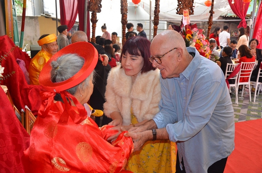            Vợ chồng ông Shane gardiner, quốc tịch New Zealand  chúc mừng hai cụ thượng.