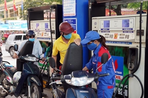 Giá xăng dầu hôm nay tăng giảm đan xen