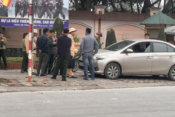 Nghệ An: Tạm đình chỉ cán bộ hải quan đập vỡ kính ô tô sau va chạm giao thông