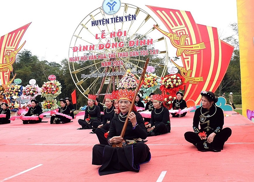 Biểu diễn đàn tính, hát Then của Câu lạc bộ hát Then xã Phong Dụ, huyện Tiên Yên. 
