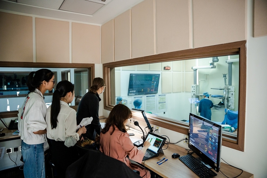 Giảng viên cùng sinh viên theo dõi hoạt động thực hành khám chữa bệnh tại SIM