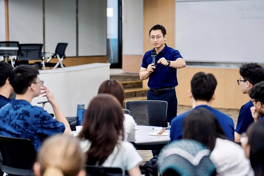 PGS.TS Nguyễn Hoàng Long trong một giờ lên lớp tại VinUni 