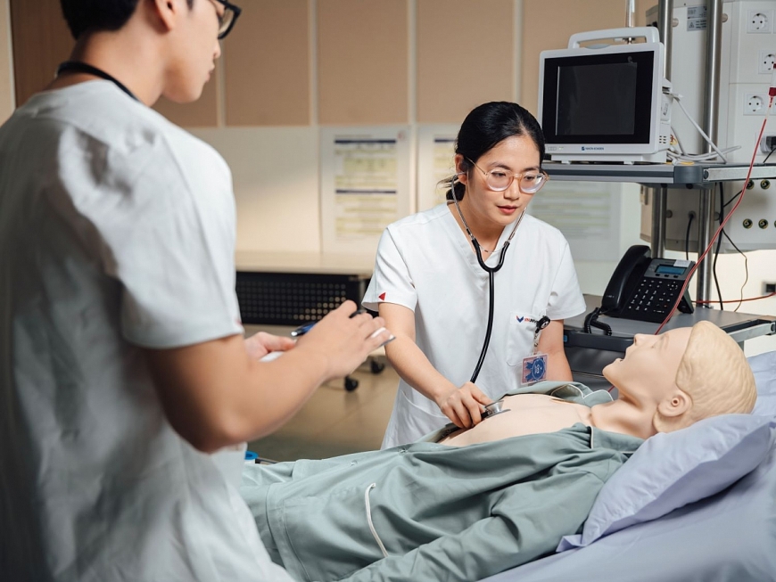 Để phục vụ đào tạo, SIM có đội ngũ diễn viên được đào tạo về diễn xuất phù hợp các tình huống mô phỏng. 