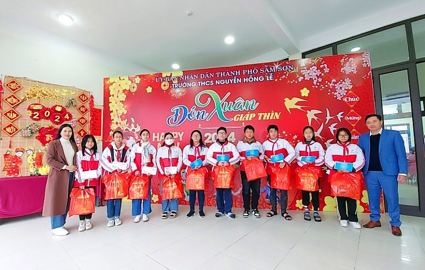 Ngôi trường ven biển 'nở hoa' ở tuổi thứ 8