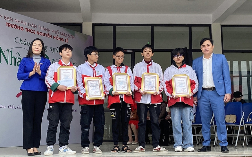 Ngôi trường ven biển 'nở hoa' ở tuổi thứ 8