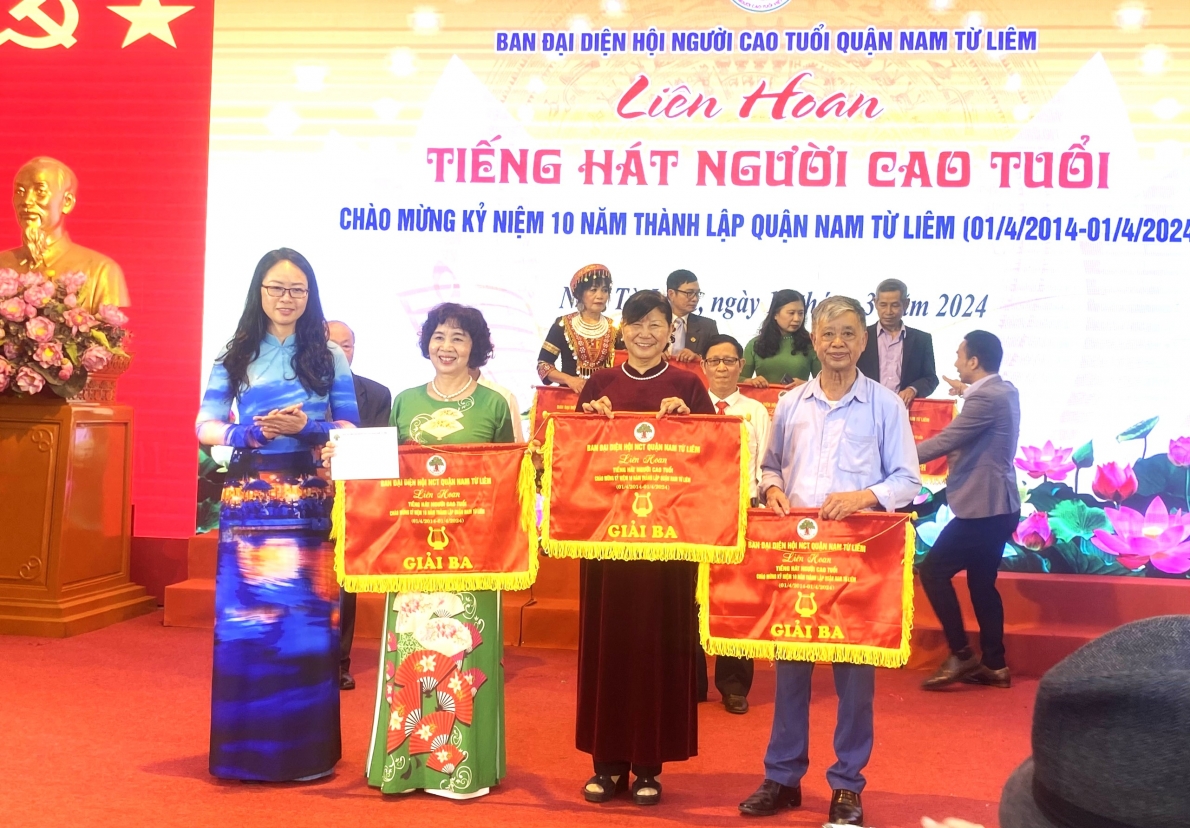 Trao thưởng cho các đơn vị xuất sắc đoạt giải Ba tại Liên hoan