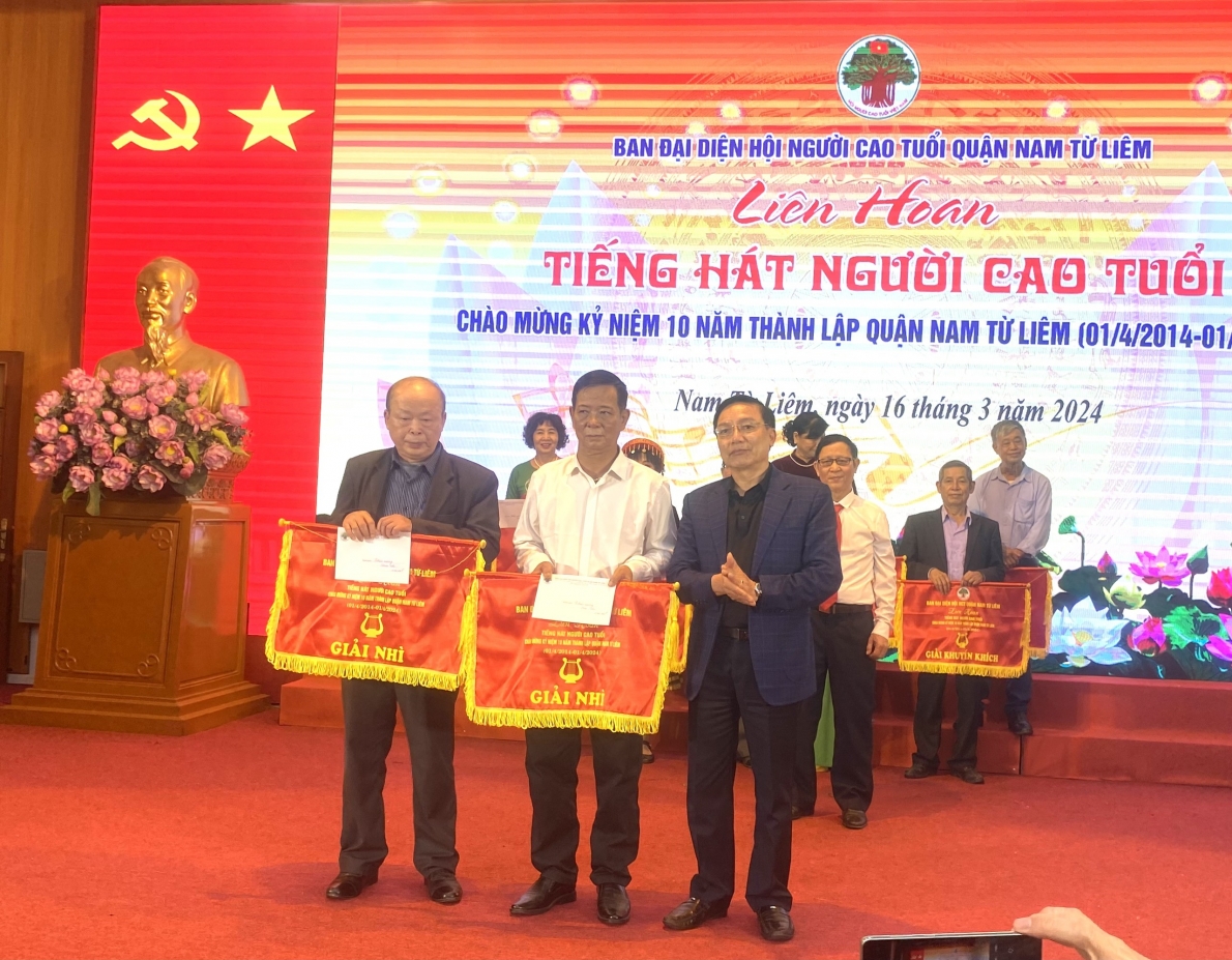 Trao thưởng cho các đơn vị xuất sắc đoạt giải Nhì tại Liên hoan