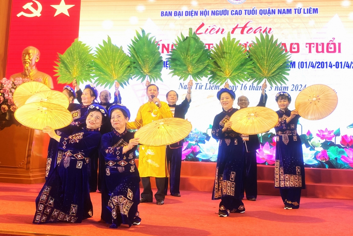 Những bông hoa đẹp chào mừng kỉ niệm 10 năm thành lập quận