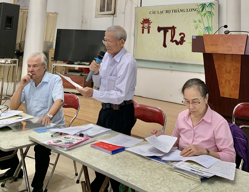 Ông Tấn trưởng Bộ môn Thơ (người ngồi) cùng ông Khoa và bà Hằng phó Bộ môn Thơ điều hành buổi sinh hoạt Thơ.