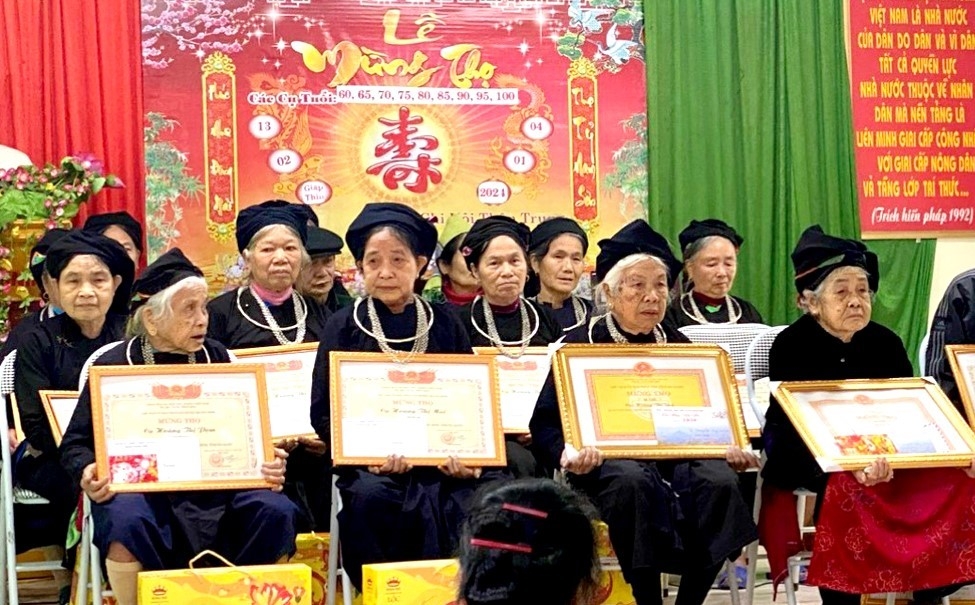 Các địa phương tiếp tục tổ chức mừng thọ NCT