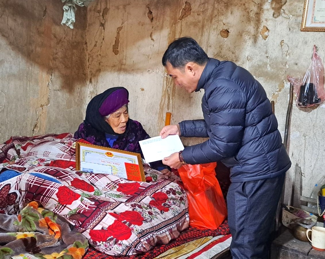 Lãnh đạo huyện Lộc Bình, tỉnh Lạng Sơn tặng quà mừng thọ NCT