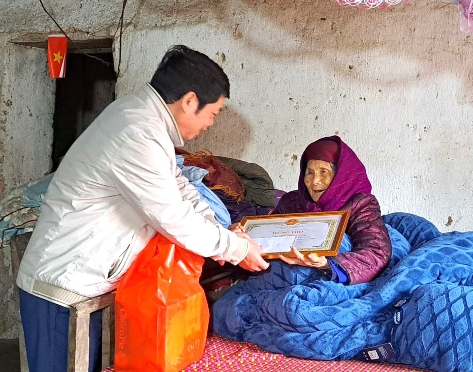 Lãnh đạo tỉnh Lạng Sơn tặng quà màng thọ NCT huyện Lộc Bình