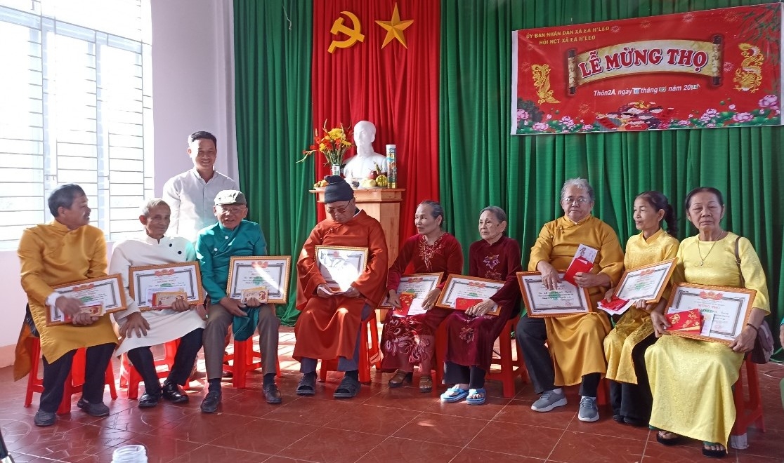 Mừng thọ NCT huyện Ea H'leo, tỉnh Đắk Lắk nhân dịp Tết Nguyên đán Giáp Thìn 2024