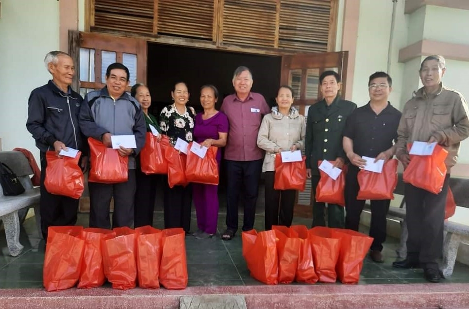 Tặng quà NCT huyện Ea Súp, tỉnh Đắk Lắk nhân dịp tết Nguyên đãn Giáp Thìn 2024