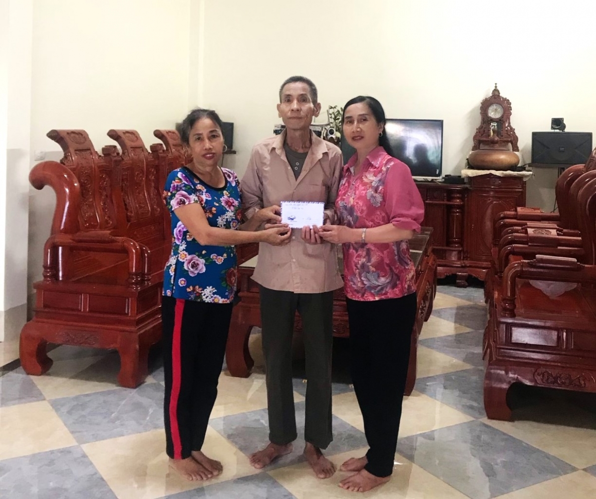 Thăm, tặng quà NCT hoàn cảnh khó khăn xã Tân Hưng, huyện Lạng Giang, tỉnh Bắc Giang.