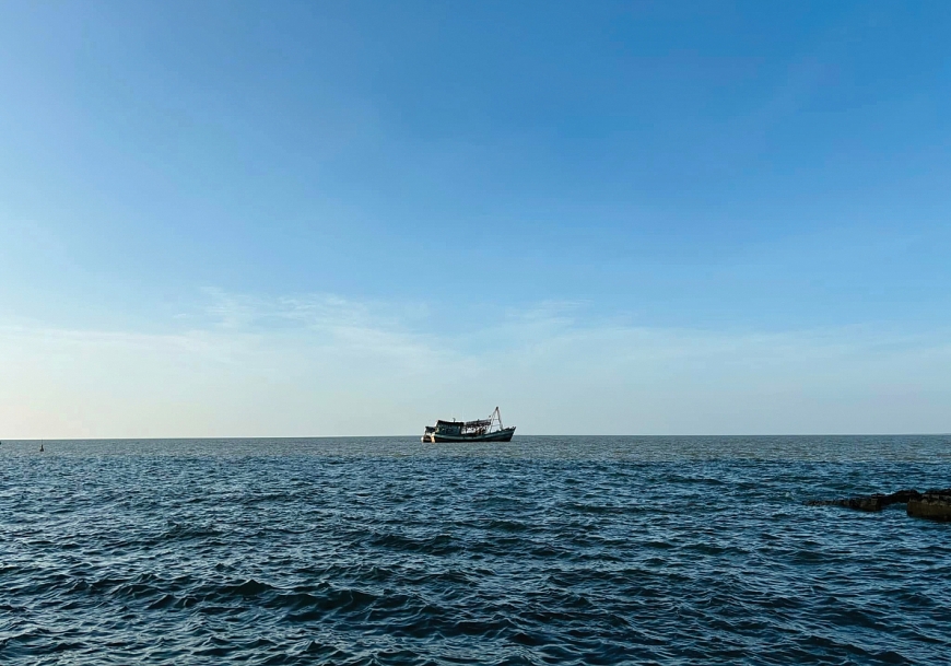 Hình 1. Chiếc thuyền ngoài xa trên biển Tây Nam - Ảnh Hoàng Khánh Duy.jpg