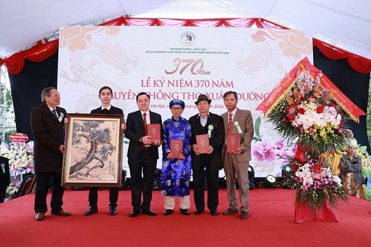 Các truyền nhân của ba đời đang giữ gìn và phát huy nghề làm thuốc của dòng họ Phùng Thọ Am.