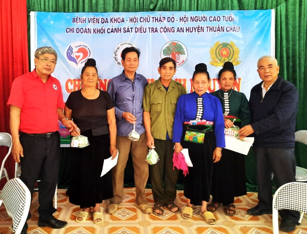 Khám sức khỏe và tặng quà NCT xã Bó Mười, huyện Thuận Châu, tỉnh Sơn La.