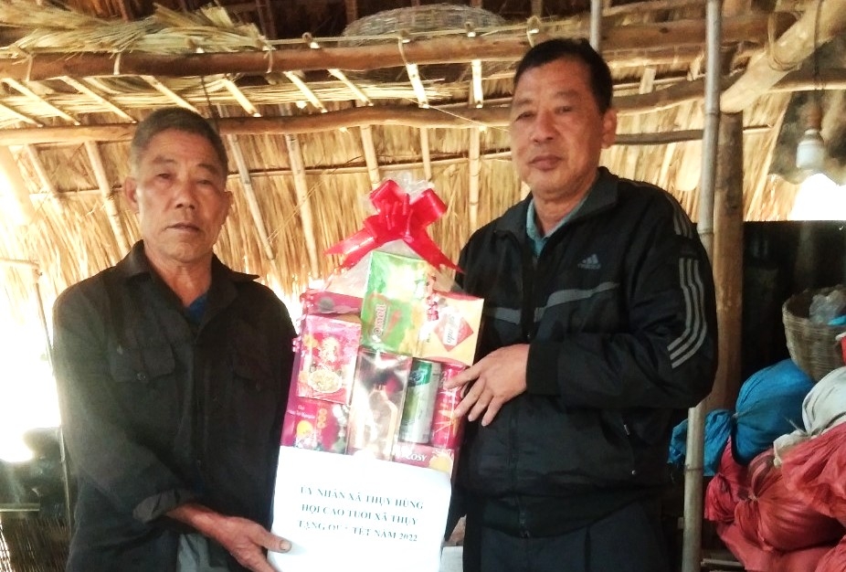 Tặng quà NCT hoàn cảnh khó khăn tỉnh Lạng Sơn