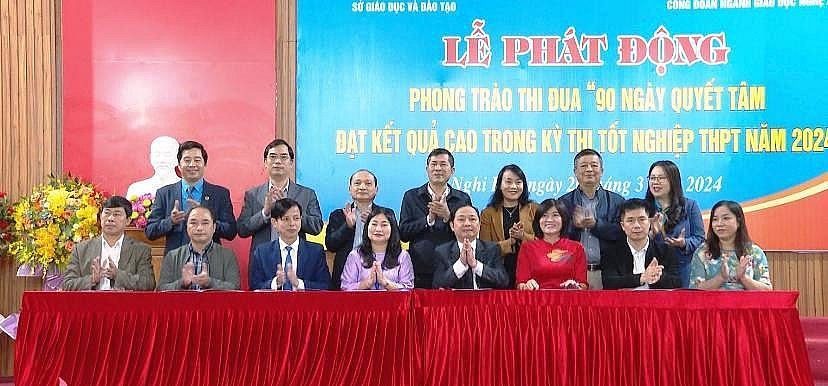 Lãnh đạo các trường Trung học phổ thông ký kết thực hiện phong trào thi đua 90 ngày quyết tâm đạt kết quả cao.