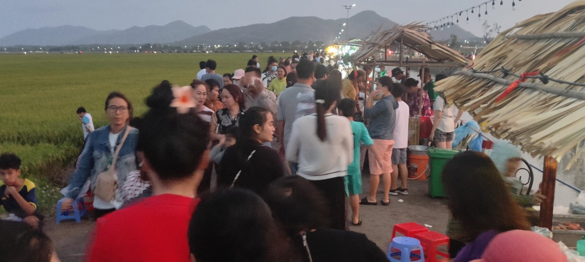 Ẩm thực chợ quê hoạt động trở lại giữa cánh đồng