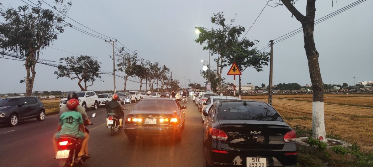 Ẩm thực chợ quê hoạt động trở lại giữa cánh đồng