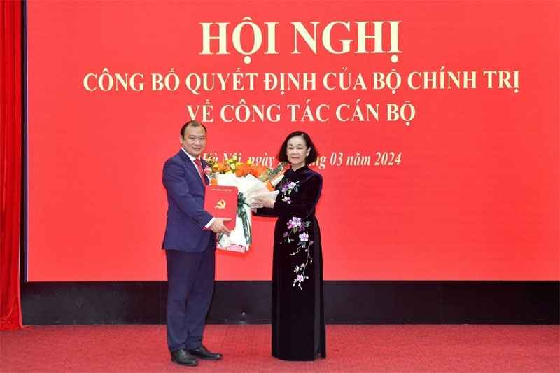 Đồng chí Trương Thị Mai, Ủy viên Bộ Chính trị, Thường trực Ban Bí thư, Trưởng Ban Tổ chức Trung ương trao Quyết định và tặng hoa chúc mừng đồng chí Lê Hải Bình.