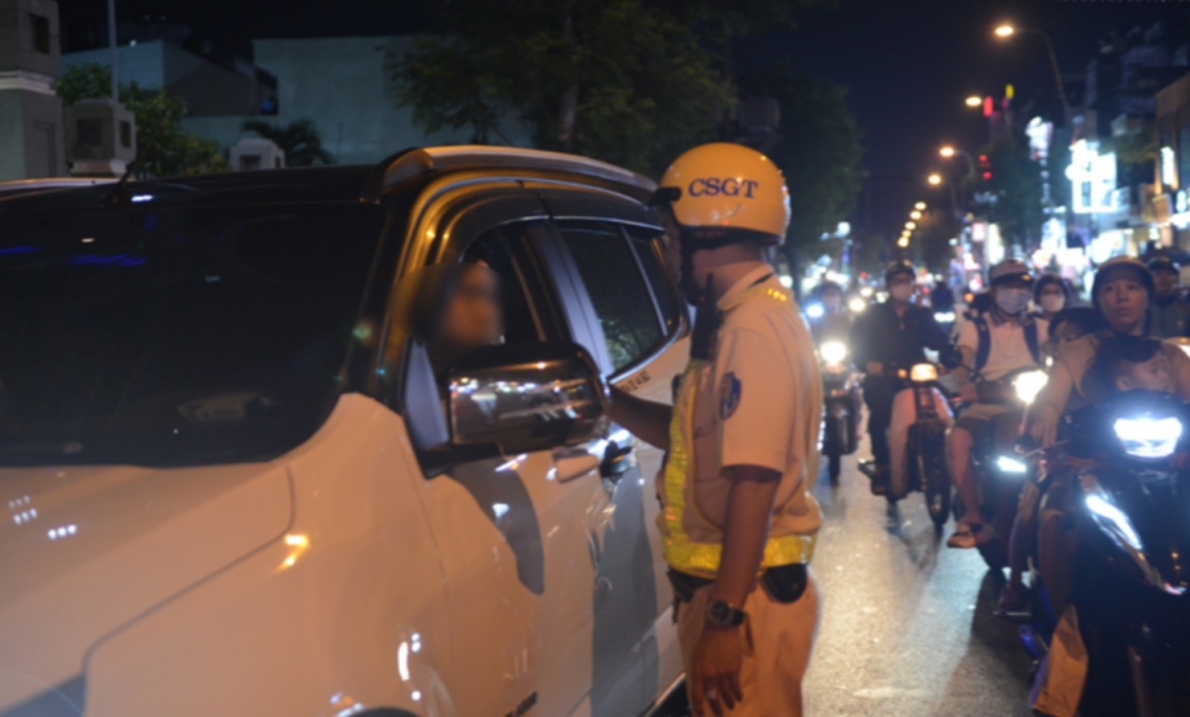 Cảnh sát giao thông bí mật nắm tình hình tài xế vi phạm giao thông