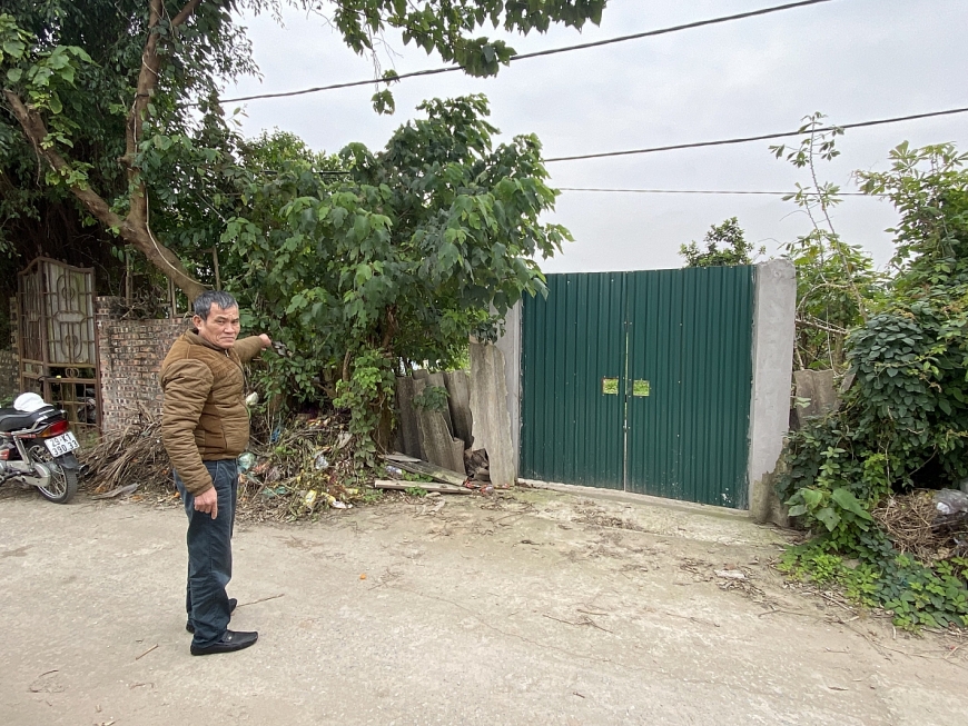 Ông Nguyễn Văn Hướng chỉ cho phóng viên khu đất gia đình ông xây dựng, trồng cây nhiều năm nhưng Tòa giao cho bà Hương, bà Bình, anh Trường.