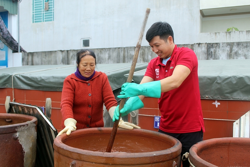 Gia đình 4 đời gìn giữ nghề mắm Khúc Phụ truyền thống