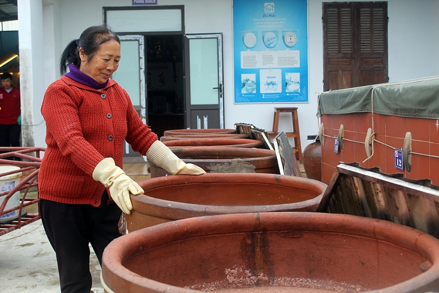 Gia đình 4 đời gìn giữ nghề mắm Khúc Phụ truyền thống