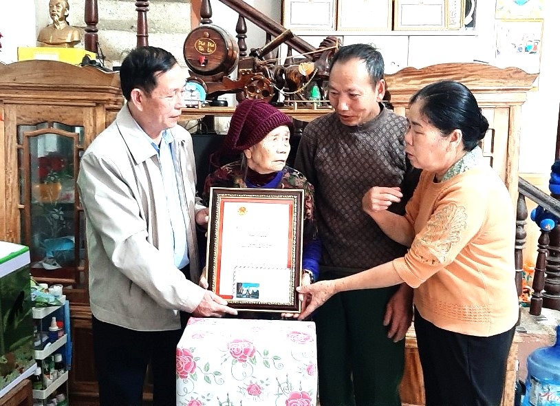 Tặng quà mừng thọ NCT huyện Mường Tè, tỉnh Lai Châu