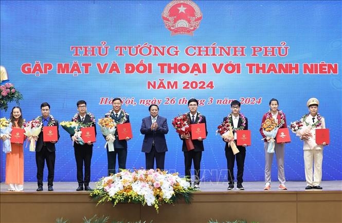 Thủ tướng Phạm Minh Chính tặng hoa chúc mừng các Gương mặt trẻ Việt Nam triển vọng năm 2023. Ảnh: Dương Giang/TTXVN