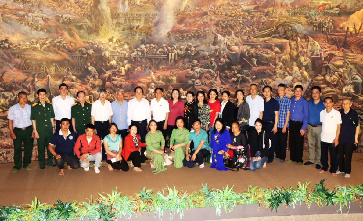 Dâng hương tưởng niệm các Anh hùng liệt sĩ tại Điện Biên