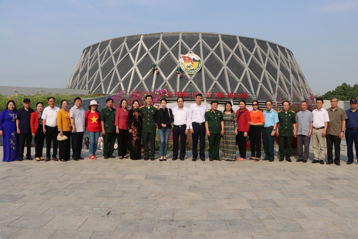 Dâng hương tưởng niệm các Anh hùng liệt sĩ tại Điện Biên