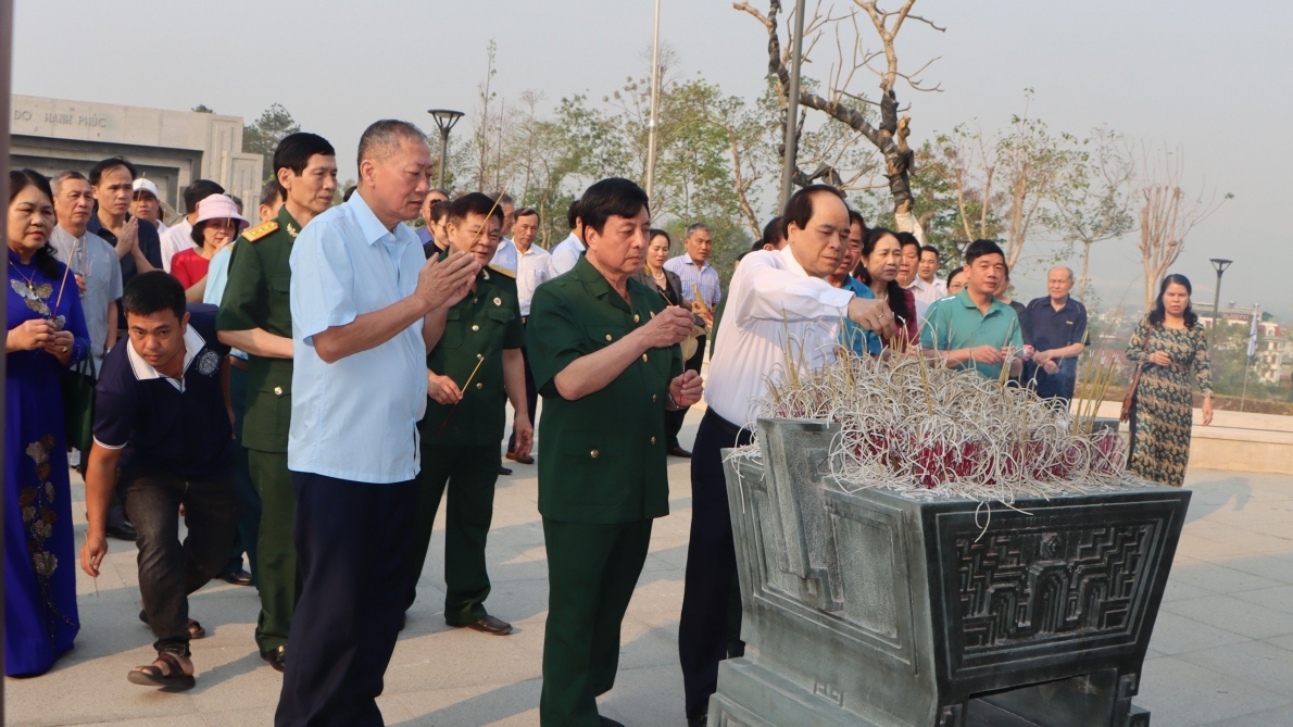 Dâng hương tưởng niệm các Anh hùng liệt sĩ tại Điện Biên