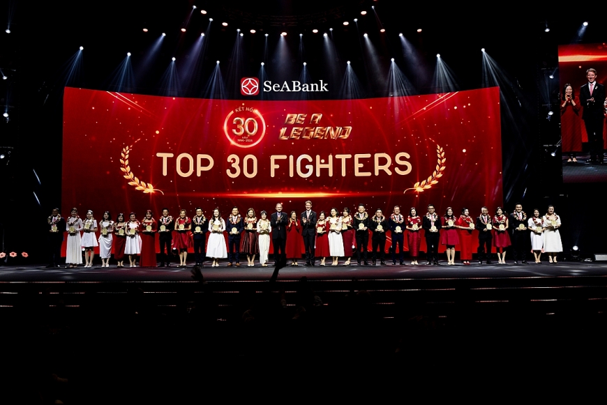  30 CBNV có thành tích kinh doanh xuất sắc nhất được vinh danh tại buổi lễ