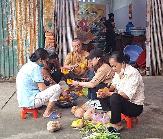 Ấm lòng những bữa cơm 0 đồng đến với người cao tuổi và bệnh nhân chạy thận