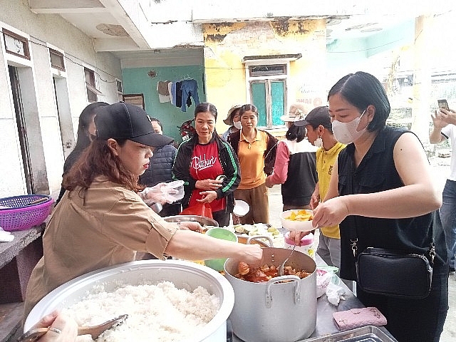 Ấm lòng những bữa cơm 0 đồng đến với người cao tuổi và bệnh nhân chạy thận