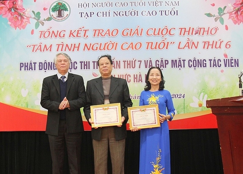 Tổng Biên tập Tạp chí Người cao tuổi Lê Quang trao thưởng cho các tác giả đạt giải Nhì.