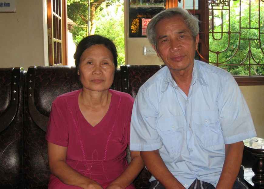 Vợ chồng nhà giáo Bùi Khắc Thái.